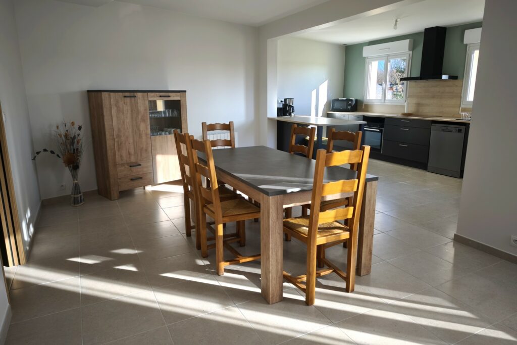 Salon salle à manger du gîte proche plage et mer