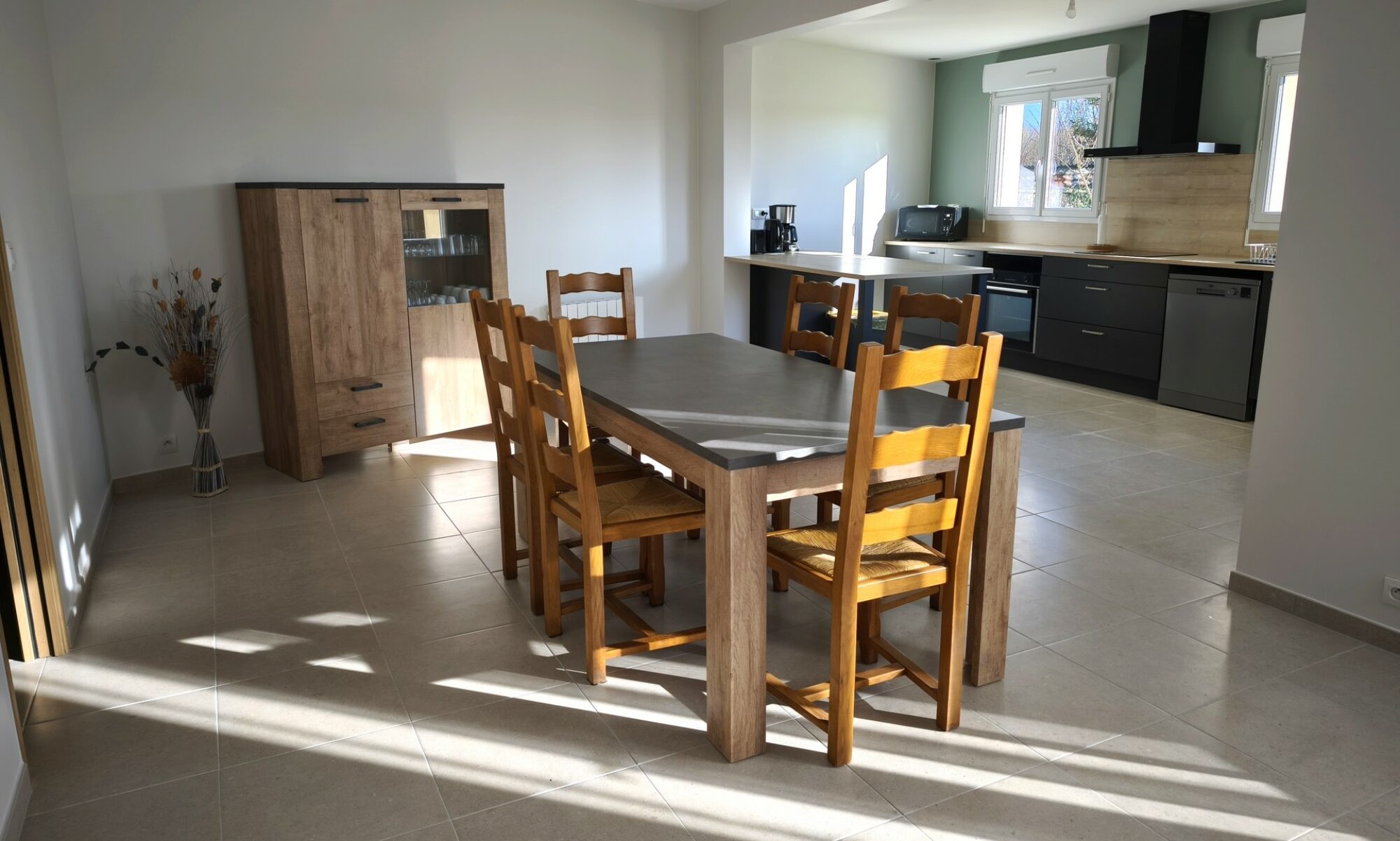 Salon salle à manger du gîte proche plage et mer